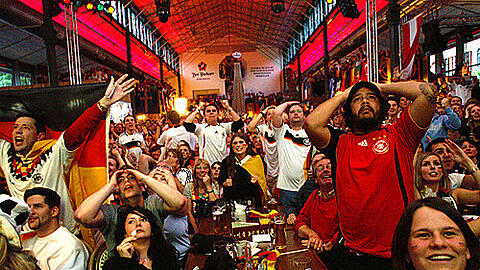 Fussball-Tempel Schrannenhalle: Rund 2000 Fans feierten hier am Montag den Sieg der deutschen Mannschaft über Österreich.