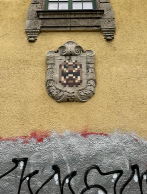 Da muss man zweimal schauen: Ein Invader am Müller'schen Volksbad, eingesendet von AZ-Leser Niko.