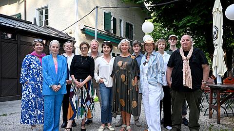 Cast und Crew zeigen sich bei der Wiedersehensfeier der Serie "Um Himmels Willen" im Biergarten der Emmeramsmühle.