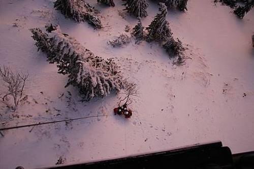 Die Unfallstelle vom Hubschrauber aus gesehen: In der Bildmitte versorgen Bergwachtler das Mädchen.