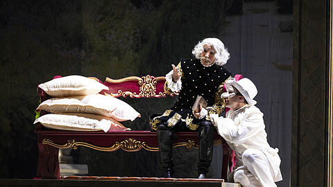 Mehr als ein Hauch von Commedia dell’arte: Max Emanuel Cencic (Pompeo) und Alois Mühlbacher (Farnace) in Francesco Cavallis „Pompeo magno“ im Markgräflichen Opernhaus von Bayreuth.
