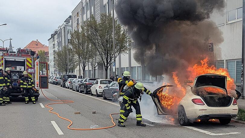 Gel&ouml;scht werden konnte das Fahrzeug zwar z&uuml;gig. Doch zu retten ist es nicht mehr gewesen.
