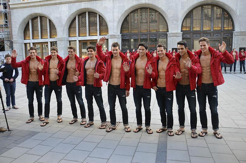 Durchtrainiert präsentieren sich die Abercrombie-Models am Freitag in der Sendlinger Straße. Der neue Flagstore in München gehört zu den größten Abercrombie & Fitch-Filialen weltweit.