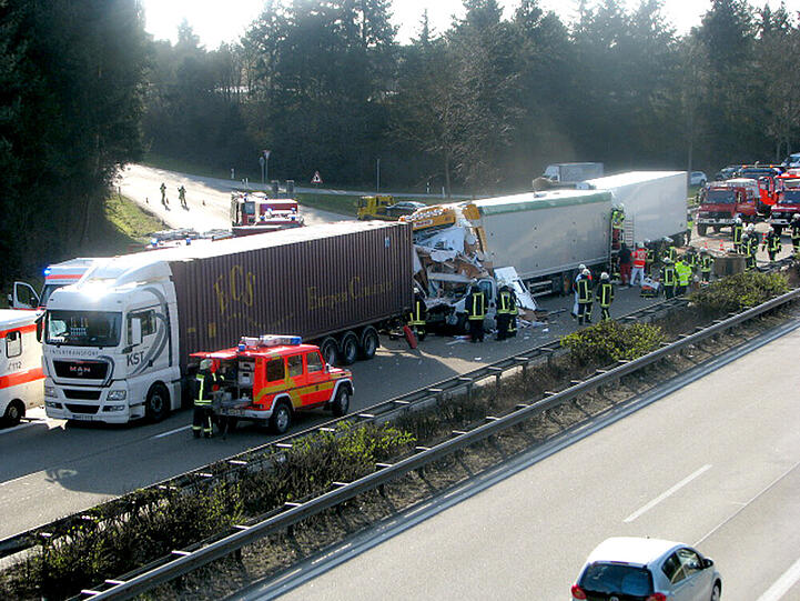 Schlimmer Unfall bie Boppard: Ein Wohnmobil wird zwischen Lastwagen eingeklemmt und komplett zerdrückt. Eine Frau stirbt bei dem Crash auf der A61.