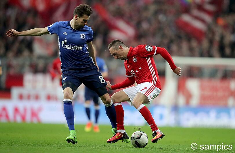 FRANCK RIBERY: Note 1 - Kehrte nach einmonatiger Verletzungspause zurück ins Team. Und wie. Gleich nach 139 Sekunden mit einem Geistesblitz. In der 29. mit der nächsten Zuckerpass auf Lewandowski. Seine elfte und zwölfte Torvorlage. Nicht zu stoppen. Nach 66 Minuten vom Feld.