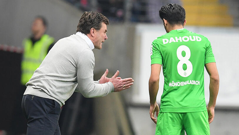 Mönchengladbachs Trainer Dieter Hecking (links) und sein Mittelfeldspieler Mahmoud Dahoud. Mönchengladbachs Trainer Dieter Hecking (links) und sein Mittelfeldspieler Mahmoud Dahoud.