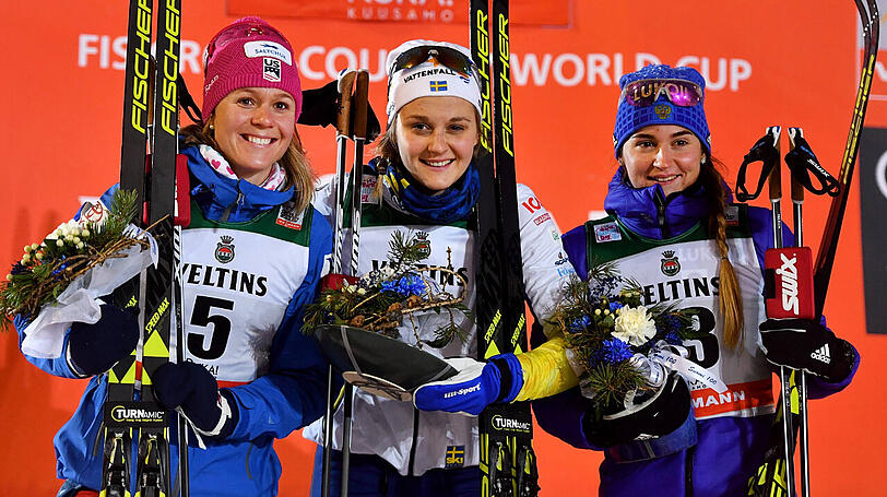 Die Sprintsiegerin Stina Nilsson (Schweden - Mitte) mit der Russin Julia Belorukowa (rechts) und der US-Amerikanerin Sadie Bjornsen.