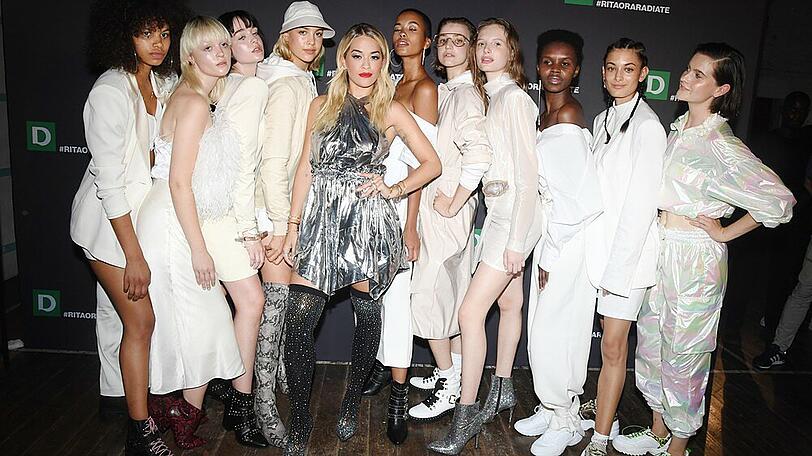 Rita Ora (Mitte) mit den Models der Kollektions-Präsentation
