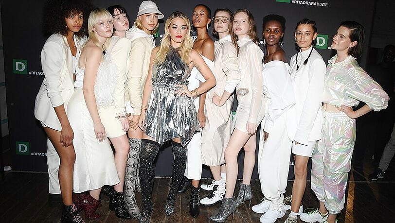 Rita Ora (Mitte) mit den Models der Kollektions-Präsentation