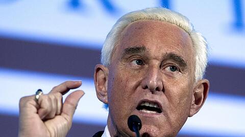 Roger Stone hatte im Präsidentschaftswahlkampf für Trump gearbeitet und war auch danach weiter in engem Kontakt mit ihm.