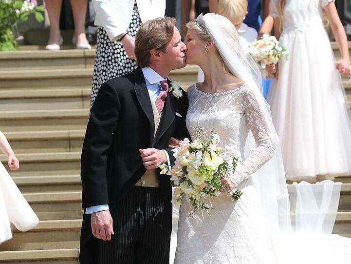Der traditionelle Hochzeitskuss: Thomas Kingston und Lady Gabriella Windsor auf den Stufen der Windsor Chapel.