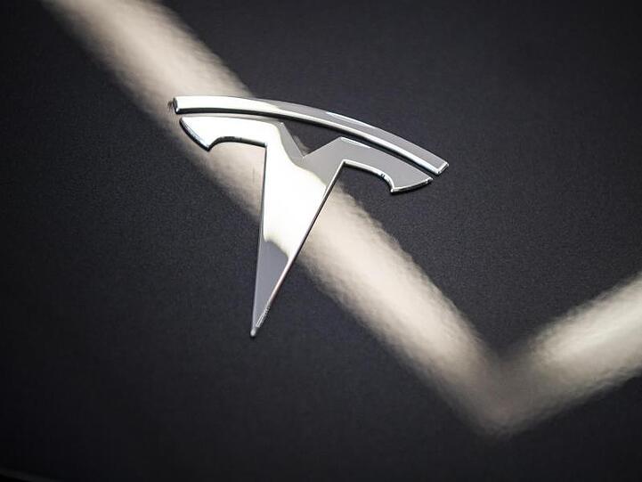 Tesla verfolgt mit seinen Elektroautos ambitionierte Expansionspläne, die enorm viel Geld verschlingen, rutschte zuletzt aber wieder tief in die roten Zahlen.