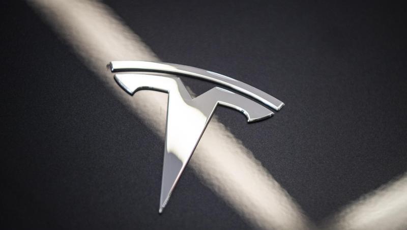 Tesla verfolgt mit seinen Elektroautos ambitionierte Expansionspläne, die enorm viel Geld verschlingen, rutschte zuletzt aber wieder tief in die roten Zahlen. Tesla verfolgt mit seinen Elektroautos ambitionierte Expansionspläne, die enorm viel Geld verschlingen, rutschte zuletzt aber wieder tief in die roten Zahlen.