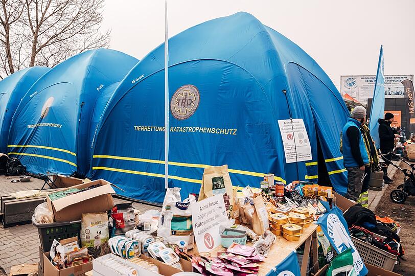 Im Versorgungszelt gibt es Futter und Transportboxen für die Weiterreise.