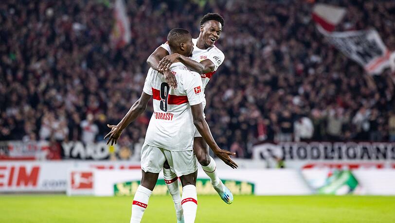 Stuttgarts Serhou Guirassy jubelt nach seinem Tor zum 1:0 mit Naouirou Ahamada (r).