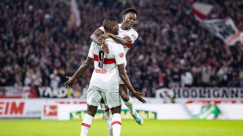 Stuttgarts Serhou Guirassy jubelt nach seinem Tor zum 1:0 mit Naouirou Ahamada (r).