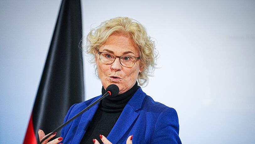 Verteidigungsministerin Christine Lambrecht fordert nach den Panzer-Pannen eine schnelle Lösung.