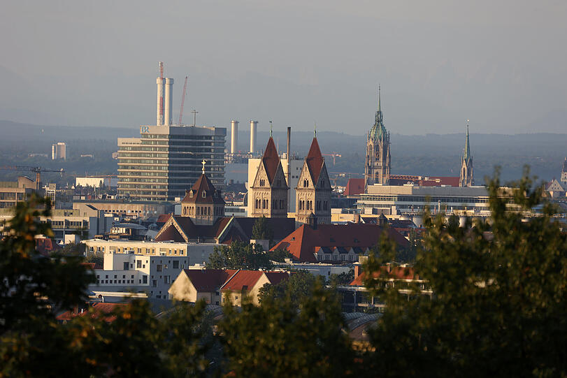 In mystischem Licht: Der Blick geht Richtung Marsfeld und Wiesn.