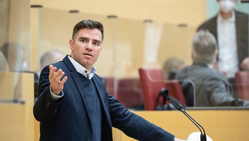 Der AfD-Landtagsabgeordnete Ferdinand Mang spricht während einer Plenarsitzung im Landtag.
