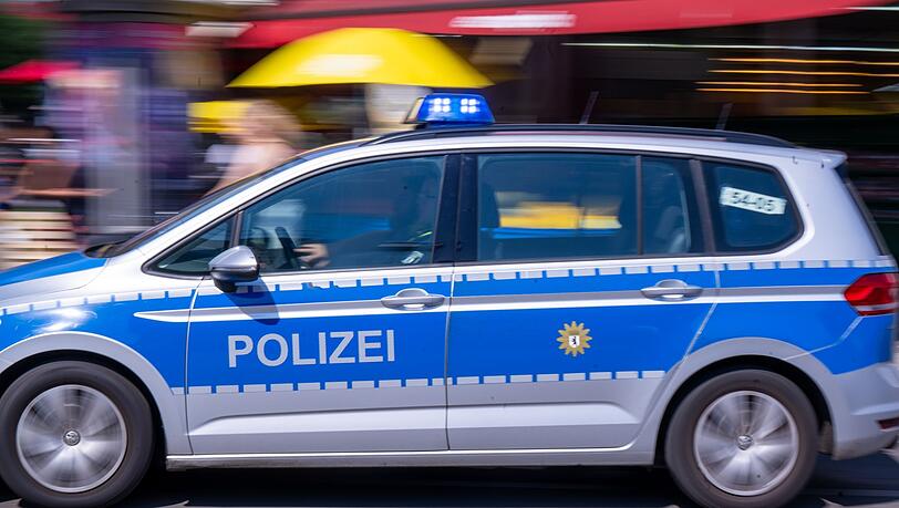 Ein Polizeiauto fährt mit Blaulicht zum Einsatz.
