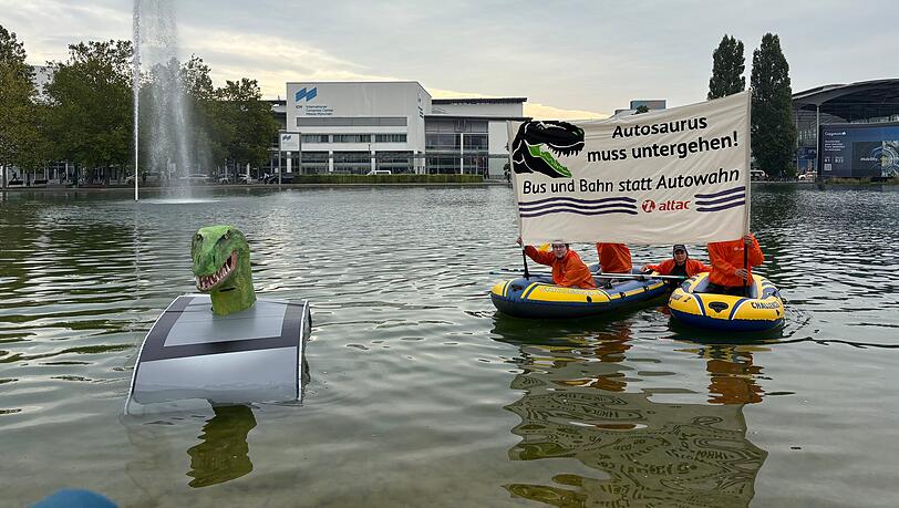 "Für Bus und Bahn statt Autowahn" setzen sich die Mitglieder der Organisation Attac an der Messe Riem ein. "Für Bus und Bahn statt Autowahn" setzen sich die Mitglieder der Organisation Attac an der Messe Riem ein.