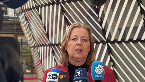 "Wir werden sie hier aufnehmen, wie wir alle anderen auch aufgenommen haben", sagt Arbeitsministerin Bärbel Bas über junge Männer aus der Ukraine.