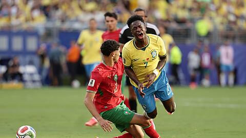 Traf sehenswert, musste aber auch einstecken: Brasiliens Vin&iacute;cius J&uacute;nior (r.).