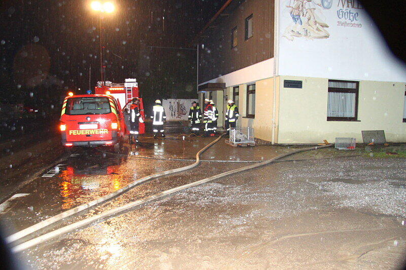 Land unter im Landkreis Rosenheim. Die Bilder von den Aufräumarbeiten in Riedering.