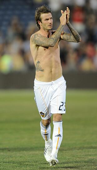 Es gibt aber auch Stars, die das Tatoo-Fieber gepackt hat. David Beckham trabt von Jahr zu Jahr mit mehr Tattoos über den Fußballplatz..
