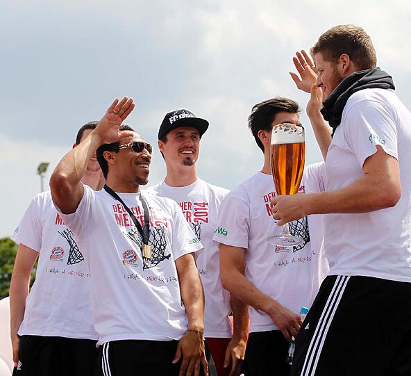 Die Basketballer des FC Bayern München feiern vor dem Audi Dome ihren Meistertitel.