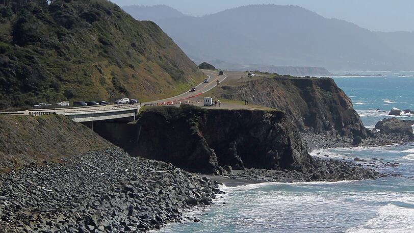 Einsatzkräfte untersuchen die Stelle am Highway 1, an der beim Sturz über eine Klippe an der kalifornischen Pazifikküste mindestens fünf Familienmitglieder in ihrem Auto ums Leben gekommen sind.
