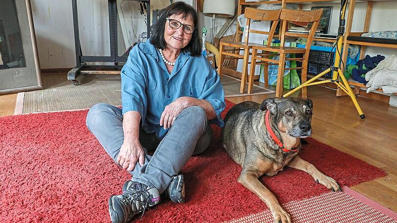 Annette Ody mit ihrem Hund Lotta im Atelier in der Keramikschule. Diesen Platz liebt sie sehr.