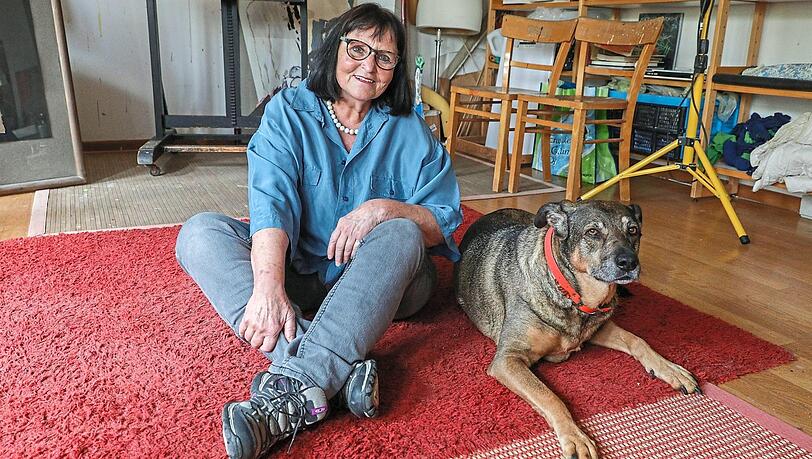 Annette Ody mit ihrem Hund Lotta im Atelier in der Keramikschule. Diesen Platz liebt sie sehr. Annette Ody mit ihrem Hund Lotta im Atelier in der Keramikschule. Diesen Platz liebt sie sehr.