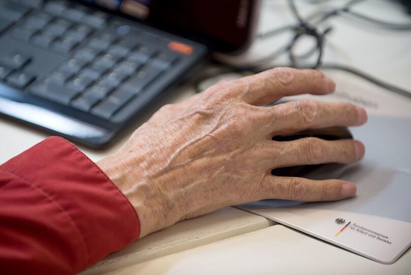 Computerkurse für Senioren: "Damit sollte jeder über 80 noch anfangen, der noch am Leben teilnehmen will", findet Reinhard Bauer.