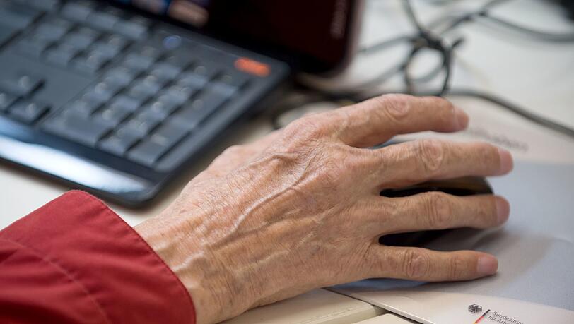 Computerkurse für Senioren: "Damit sollte jeder über 80 noch anfangen, der noch am Leben teilnehmen will", findet Reinhard Bauer. Computerkurse für Senioren: "Damit sollte jeder über 80 noch anfangen, der noch am Leben teilnehmen will", findet Reinhard Bauer.