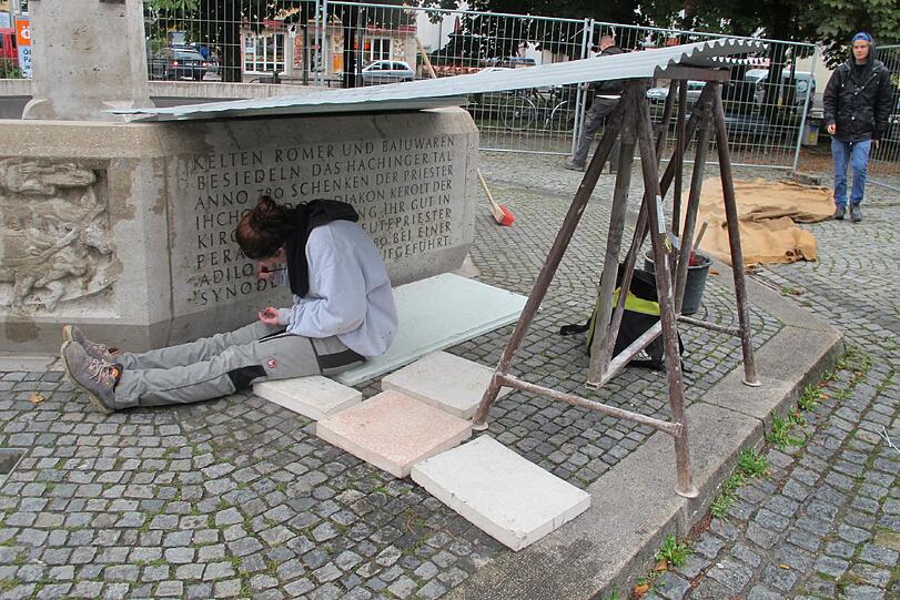 Feinarbeit: Der Perlacher Geschichtsbrunnen wurde jetzt renoviert.