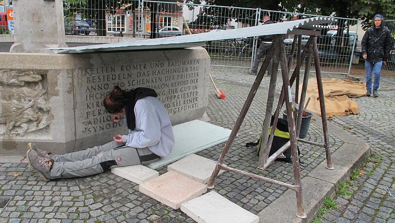 Feinarbeit: Der Perlacher Geschichtsbrunnen wurde jetzt renoviert. Feinarbeit: Der Perlacher Geschichtsbrunnen wurde jetzt renoviert.