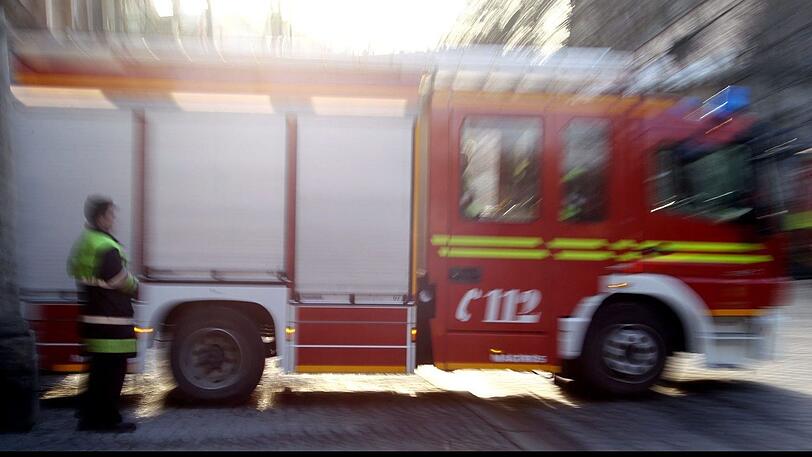 Die Feuerwehr konnte die verletzte Bewohnerin retten (Symbolbild).