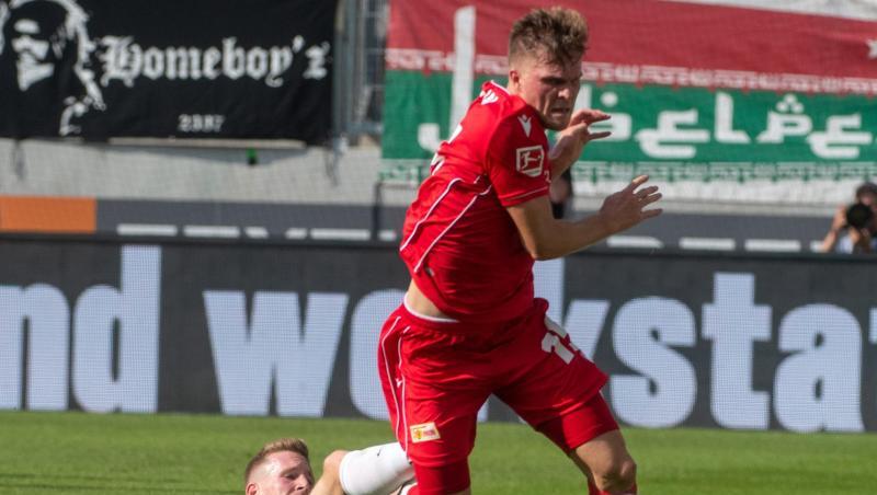 Augsburgs Andre Hahn (l) stoppt Berlins Marius Bülter mit unfairen Mitteln. Augsburgs Andre Hahn (l) stoppt Berlins Marius Bülter mit unfairen Mitteln.