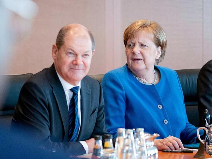 Bundesfinanzminister Olaf Scholz und Bundeskanzlerin Angela Merkel während einer Kabinettsitzung.