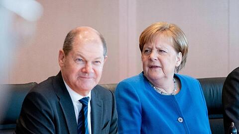 Bundesfinanzminister Olaf Scholz und Bundeskanzlerin Angela Merkel während einer Kabinettsitzung.