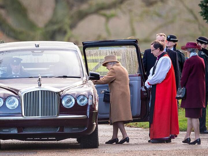 Königin Elizabeth II. hat den Gottesdienst in der St. Maria Magdalena Kirche in Sandringham besucht.