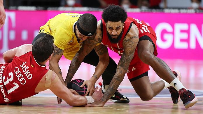 Die beiden großen Favoriten könnten erst in der Finalserie aufeinandertreffen: Bayern um Seeley (rechts) und Berlin um Siva (Mitte).