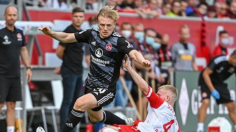 Jan-Niklas Beste musste sich mit Spitzenreiter Regensburg (r) mit einen Punkt gegen den 1. FC Nürnberg zufrieden geben.