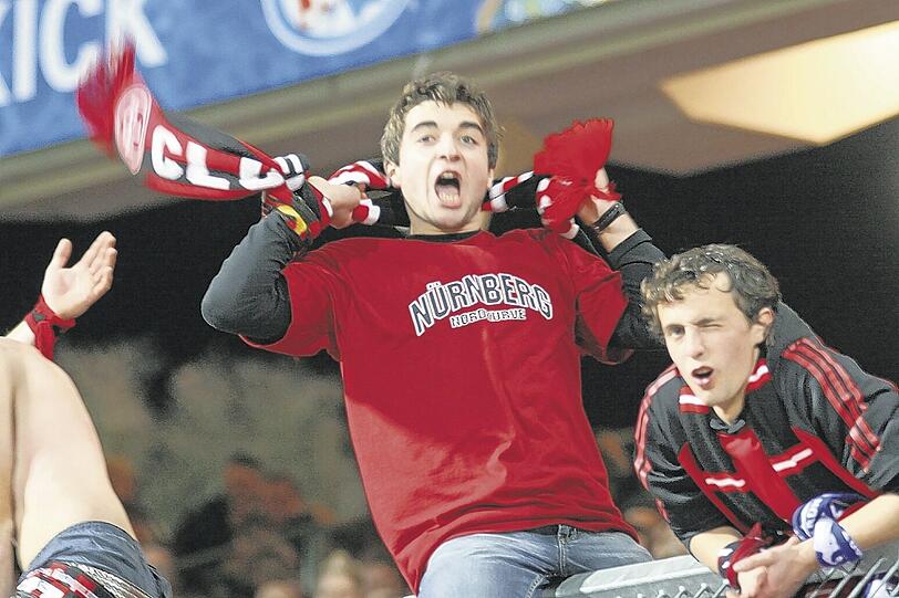 Ein ganz neues Gefühl: Zufriedene Club-Fans sehen nach dem 2:0 gegen Freiburg endlich wieder Land.Foto: Stefan Thurn