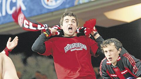 Ein ganz neues Gefühl: Zufriedene Club-Fans sehen nach dem 2:0 gegen Freiburg endlich wieder Land.Foto: Stefan Thurn