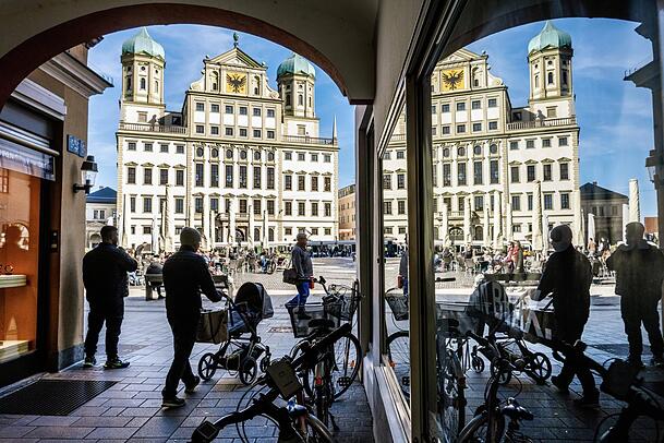 Das Rathaus liegt keine 500 Meter vom Museum entfernt. Das Rathaus liegt keine 500 Meter vom Museum entfernt.