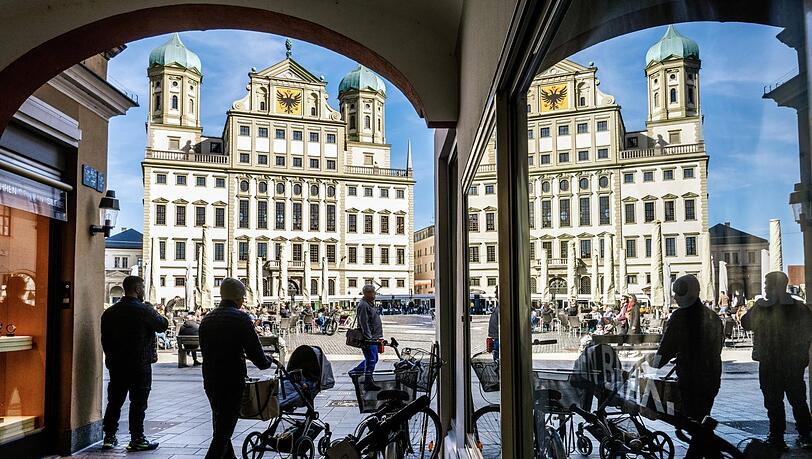Das Rathaus liegt keine 500 Meter vom Museum entfernt. Das Rathaus liegt keine 500 Meter vom Museum entfernt.