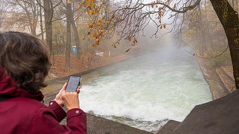Statt einer Welle ist nur noch ein schäumender Wasserteppich zu sehen.