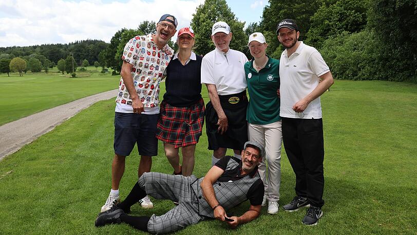 Münchner Promis wie Bernhard Fleischmann, Corinna Binzer, Sepp Schauer, Laura Schedel und Tommy Schwimmer kamen für ein Golf-Turnier zusammen. Münchner Promis wie Bernhard Fleischmann, Corinna Binzer, Sepp Schauer, Laura Schedel und Tommy Schwimmer kamen für ein Golf-Turnier zusammen.